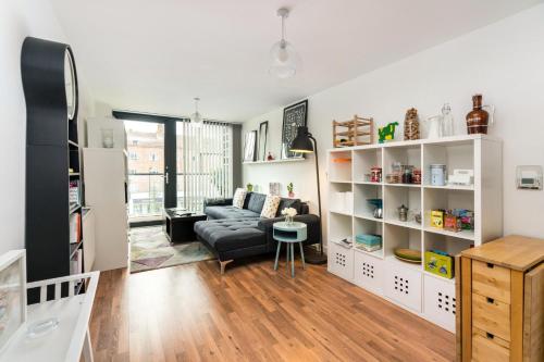 NEW Bright & Sleek 2 Bedroom Flat - West London