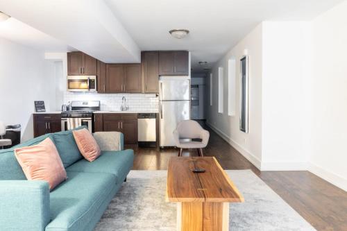 Cozy West Town 2BR with Full Kitchen by Zencity