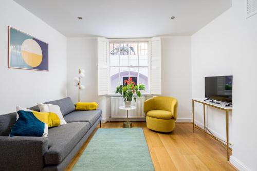 Chic and modern 2-bed flat with patio in Pimlico, Central London