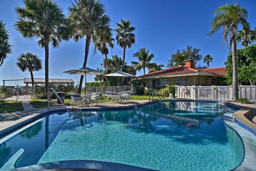 Sunny Gulf Coast Villa Direct Beach and Pool Access