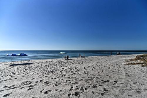 Sunny Gulf Coast Villa Direct Beach and Pool Access