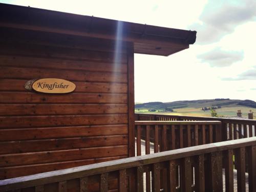 Kingfisher Lodge with Hot Tub near Cupar Fife