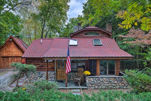 Remote Long Island Lakefront Cabin with Deck and Grill