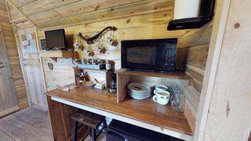 Canyonlands Barn Cabin with Loft, Full Kitchen, Dining Area for Large Groups