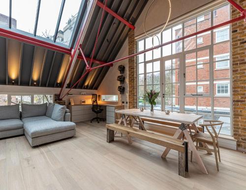 Stylish 2-bed loft apartment near Battersea Park, South London