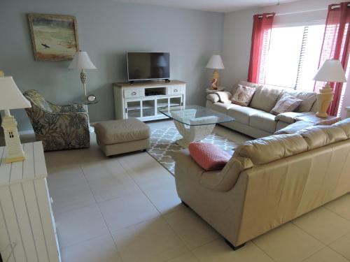 Family style resort condo on Sanibels quiet west end - Blind Pass E108