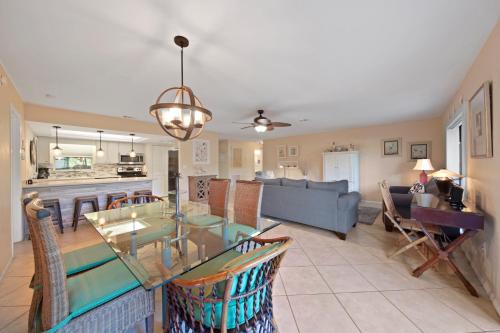 Gorgeous Renovated 1st Floor Condo with bikes, 2 Rollaway's & Oversized Lanai - Blind Pass F106