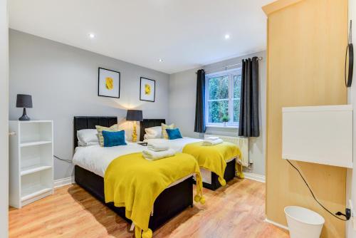 Comfortable ground floor flat sleeps up to 4 with private parking by Sussex Short Lets