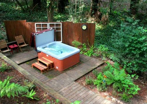 Little Red House Plus! Redwoods! Hot Tub!! BBQ Grill! Fast WiFi! Near Golf Course!! Dog Friendly!