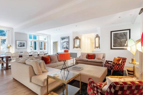 The Heart of Chelsea - Modern & Bright 3BDR Home with Gym, Parking & Patio