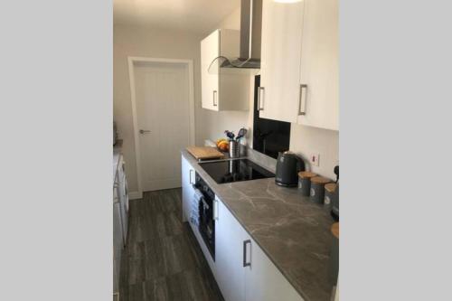 2 Bedroom Luton Townhouse Hosted By Luton Serviced