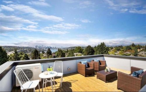 Rooftop Patio with Waterview, Private Garden & Grill 3BR 3BA