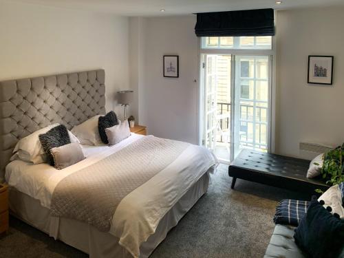 Boutique apartment with balconies - in the very heart of Leeds