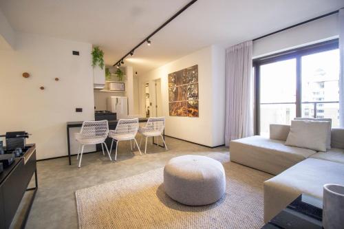 CL223 Flat com sacada ao lado da Av Faria Lima, Sao Paulo, Brazil