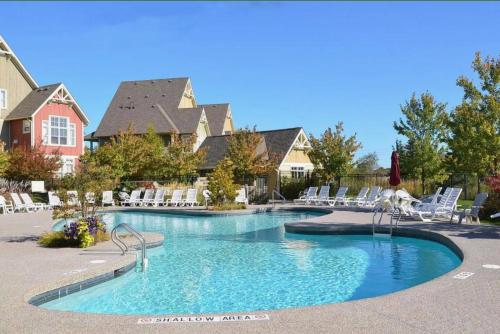 Great Location, Pool, Blue Mountain 2 BDRM Dream
