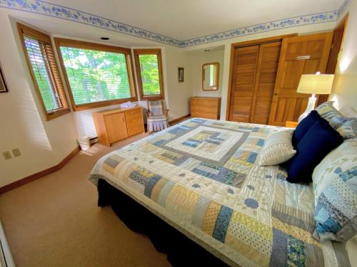 O2 Comfortable Forest Cottage home great for kids with lots of yard space Walk to the ski slopes