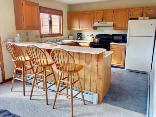 W4 Comfortable and spacious Bretton Woods condo with ski slope views, fireplace and fast wifi!