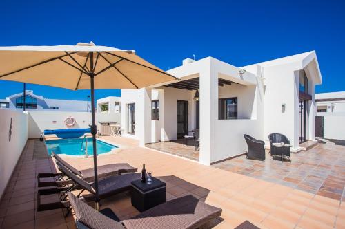 Beautiful 2-Bed Villa in Playa Blanca -Rosa Blanca