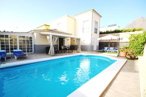 Cozy villa in Madroñal de Fañabe with large private pool