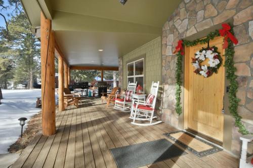 Colorado Lodge, Barn & Picnics - Large Family Home with Barn Venue