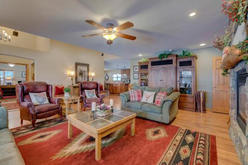 Colorado Lodge, Barn & Picnics - Large Family Home with Barn Venue