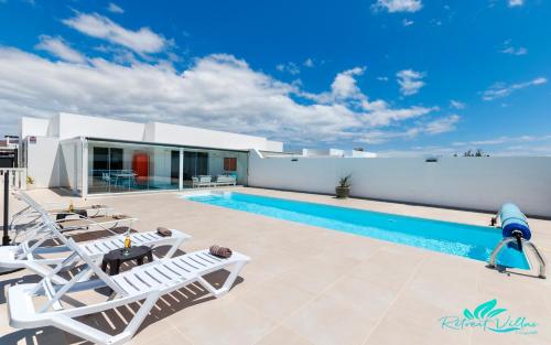 Stunning 4 Bed Villa with Studio in Playa Blanca