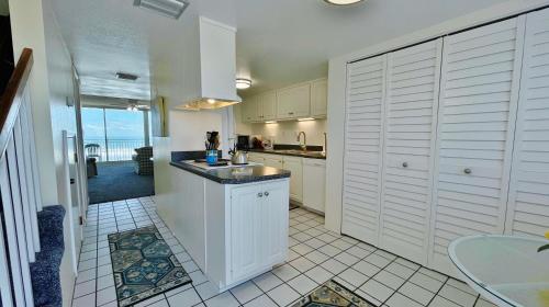Pelican 303E by Teeming Vacation Rentals