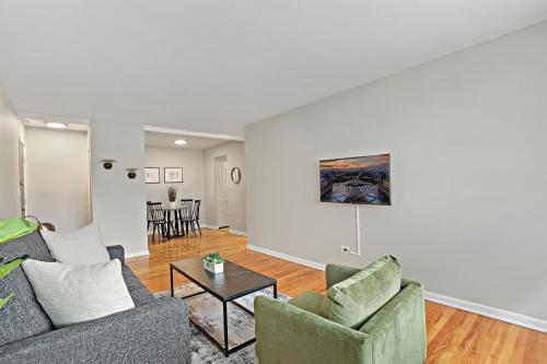Trendy & Tastefully Decorated 2BR Apt in Lakeview