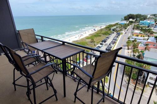 Sunset Beach oasis: Modern beach style on the sand