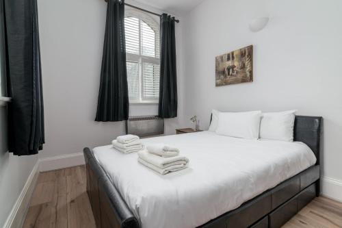 GuestReady - Spacious Converted Victorian School - Central London