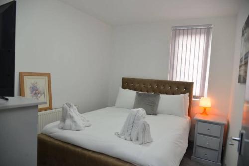 Modern Stays - Hamilton House (8 Bedroom, Up to 14 beds, Free Parking)