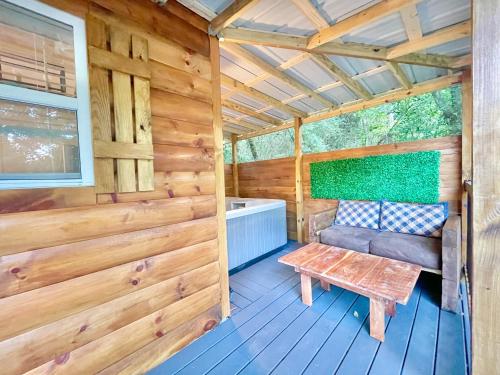 New Tiny cabin Hot tub Firepit Fenced yard