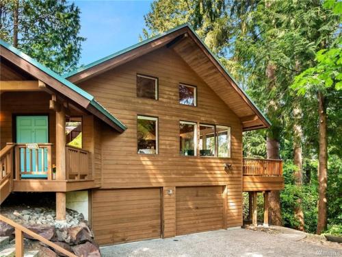 Large Cabin Style Home with Hot Tub, Sauna, King Bed, Free Parking