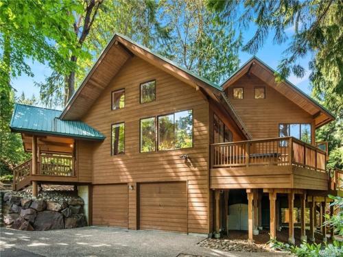 Large Cabin Style Home with Hot Tub, Sauna, King Bed, Free Parking