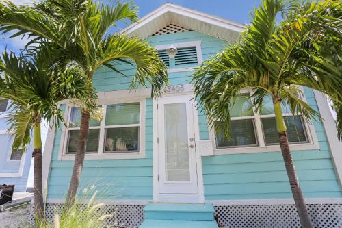 Happy Home - Bright, updated in top location in Madeira Beach!