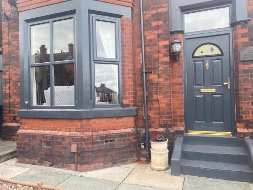 Stylish Entire 2 bed House sleeps 5 Wigan - Private Garden