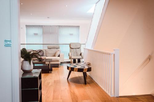 Luxurious 3 Bed Triplex with Private Terrace. London..