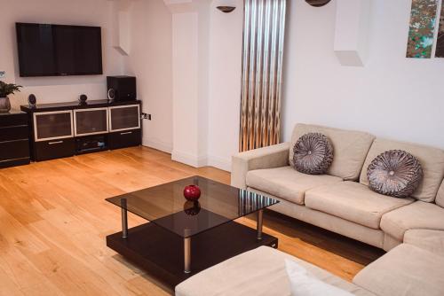 Luxurious 3 Bed Triplex with Private Terrace. London..
