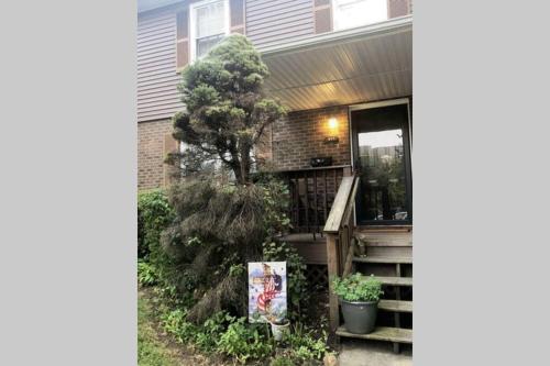 2 Bedroom Townhouse Close to Liberty and Downtown! Ideal for Long Term Stay!