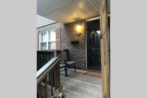 2 Bedroom Townhouse Close to Liberty and Downtown! Ideal for Long Term Stay!