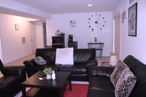 Spacious private 2BR & living area w/ patio for 6