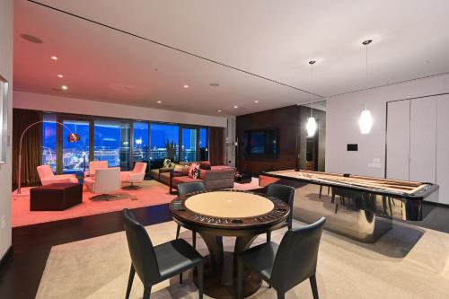 Ultimate Luxury Penthouse- Full View Strip at Palms Place