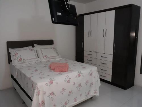 Menor preço em Hospedagem domiciliar     Ideal para viagem em dupla     Praia     Transfer (aeroporto)         Linda Suíte perto da Praia do Forno