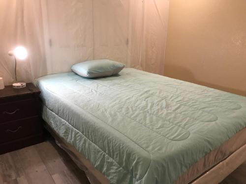 Big bedroom queen size bed at Las Vegas for rent-1