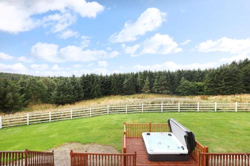 ALTIDO Greenknowes Estate - Retreat With Garden, Parking and Hot Tub