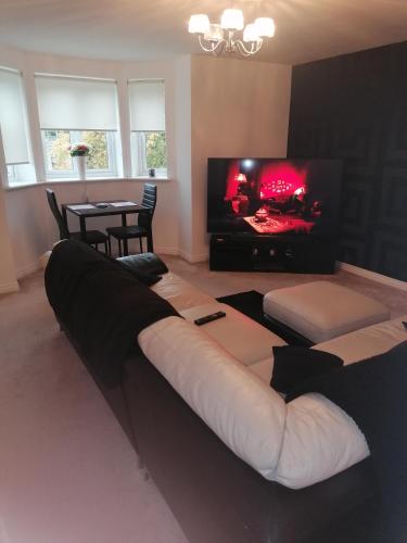 Modern 2 bedroom apartment 10 mins drive from city centre with access to local train station
