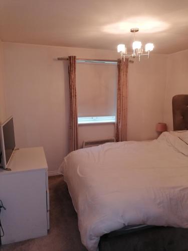 Modern 2 bedroom apartment 10 mins drive from city centre with access to local train station