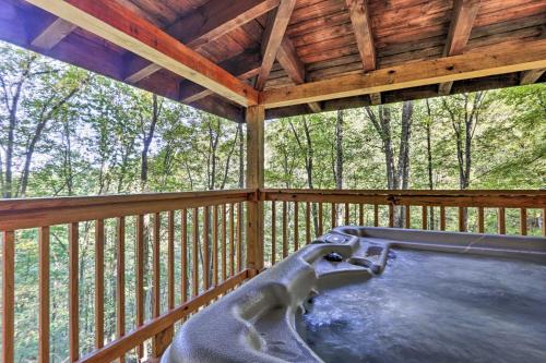 Pats Hideaway - Peaceful Cabin with Hot Tub!
