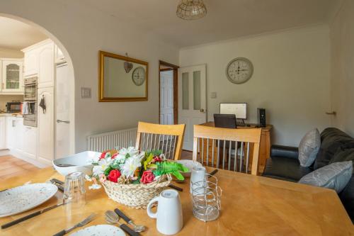 Contractor, Family and Pet Friendly Bargain, 4 Bed Detached House, Nelson, Lancs Sleeps 1 to 8 Guests