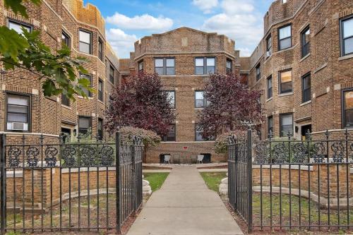 Front Garden 1BR Apt in Lakeview